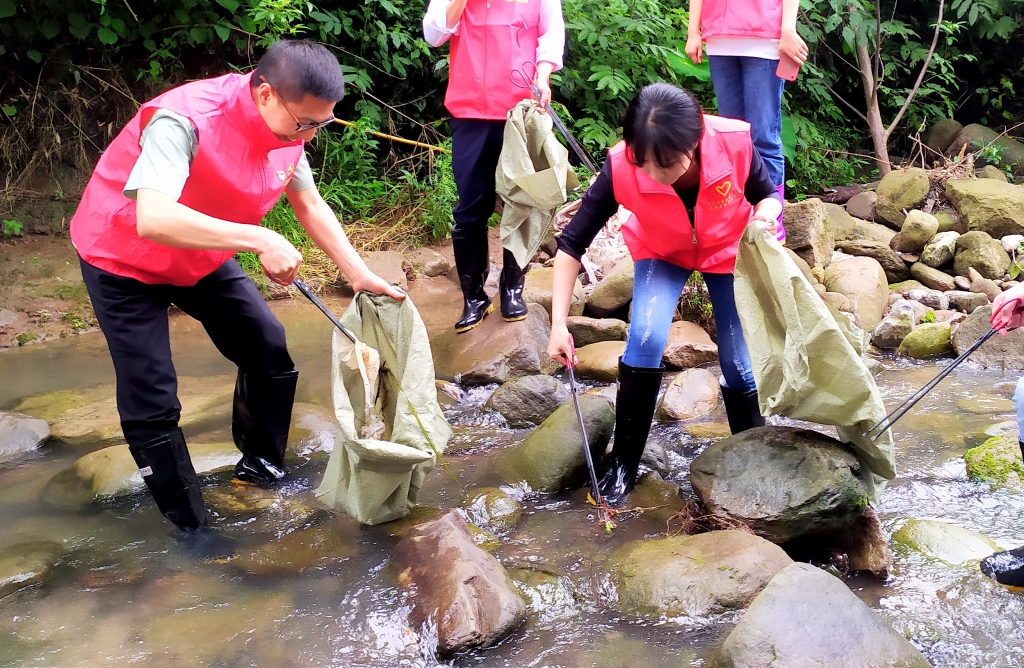 5.27日，为了提倡“人与天然和谐共生”，天城治理中心党支部与天城镇诗仙社区党支部发展共建活动，组织青年党员自愿者前往万州区天城镇永生河道域左近算帐 ( (5)