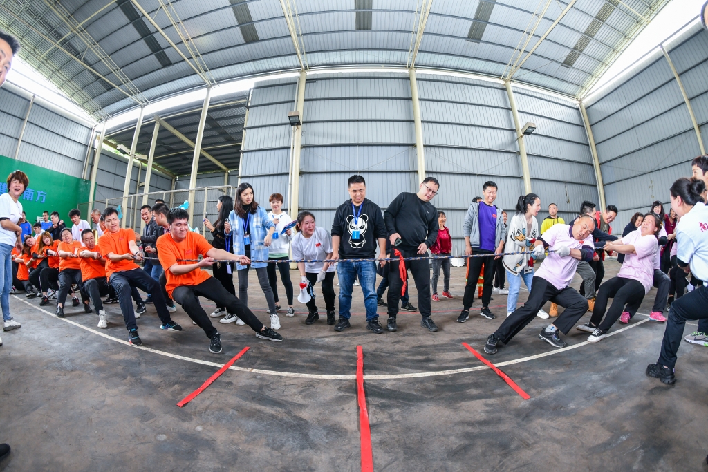 南方公司“联结一心跟党走、群策群力创佳绩”职工活动会拔河角逐现场 (2)
