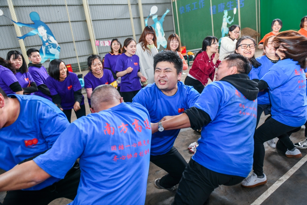 南方公司“联结一心跟党走、群策群力创佳绩”职工活动会拔河角逐现场